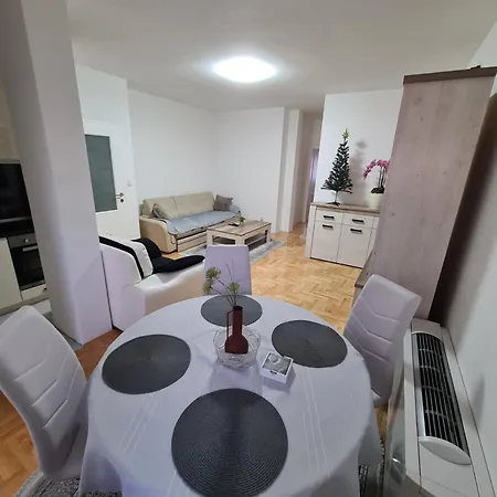 Plavi Safir Stan 아파트