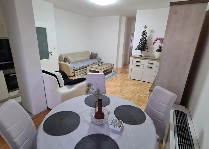 Plavi Safir Stan 아파트